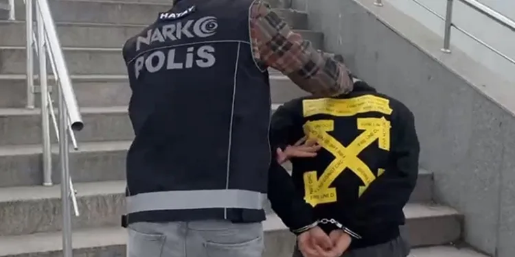 Çaldığı otomobille kuyumcu soyan hırsız otomobili çaldığı işyerine geri bıraktı