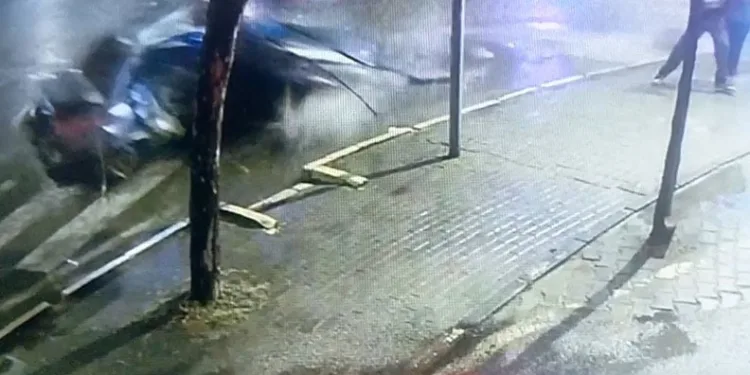 Park halindeki tıra çarpan minibüs kağıt gibi ezildi: 1 ölü