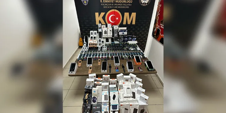 Seyir halindeki minibüs alev aldı