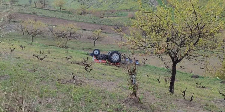 Devrilen traktörün altında kalan sürücü hayatını kaybetti