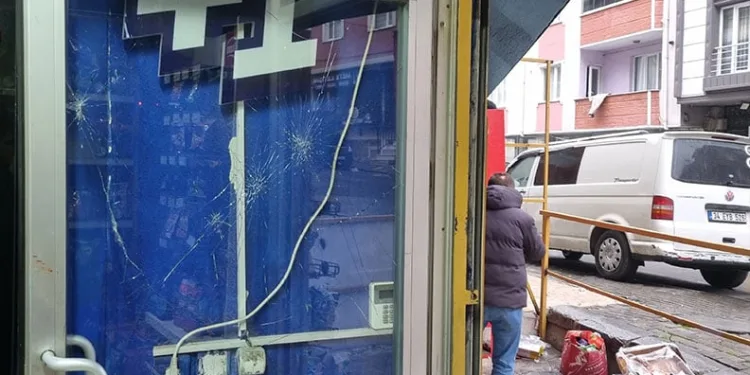 Kontrolden çıkan otomobil üst geçide çarptı: 1 yaralı