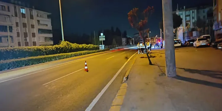 Çanakkale’de rüzgar gülü kanadı taşıyan tır devrildi