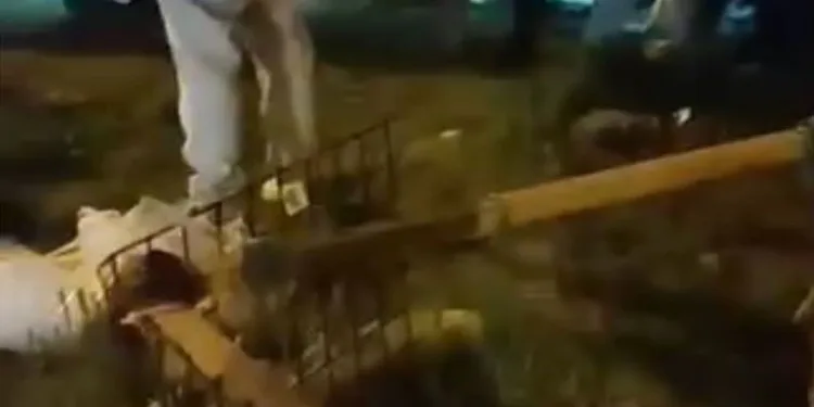 Kazada yaralanan baba, ağlayan oğlunun elini tutarak sakinleştirdi