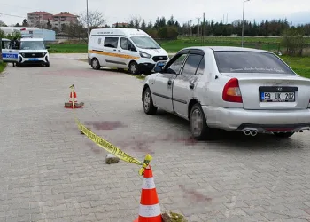 Tartıştığı arkadaşını boğazından bıçakladı