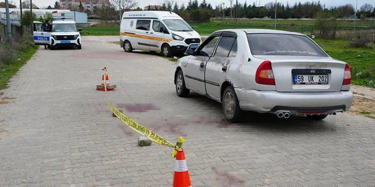 Tartıştığı arkadaşını boğazından bıçakladı
