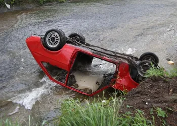 Bursa’da uzun süredir park halindeki otomobili dereye attılar