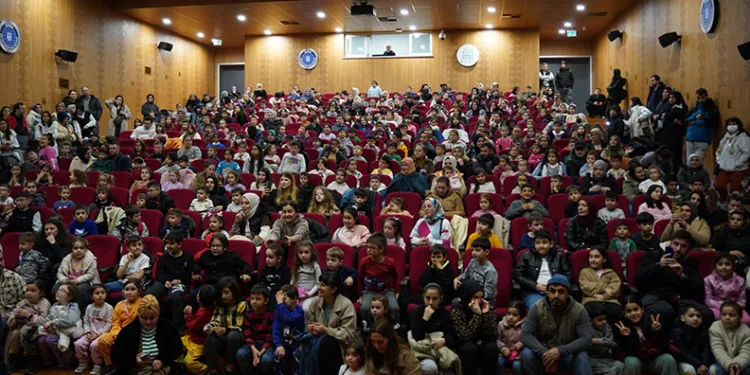 Orhangazi Belediyesi Çocuklar İçin Sahneyi Açtı