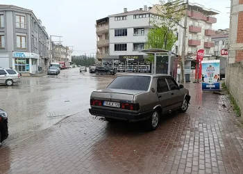 ‘Dur’ ihtarına uymayan ehliyetsiz sürücü durağa çarptı