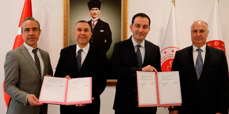 Park halindeki tıra çarpan minibüs kağıt gibi ezildi: 1 ölü