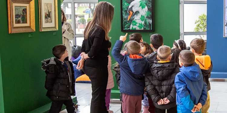 ‘Resimlerden Resim Beğen Sergisi’ne miniklerden ziyaret