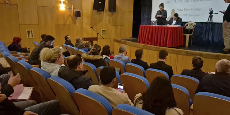 Iğdır’da seyir halindeki aracın üzerine ağaç devrildi, sürücü yaralandı