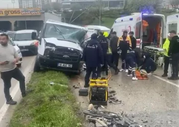 Bursa’da faciadan dönüldü: Kamyonet minibüsle çarpıştı