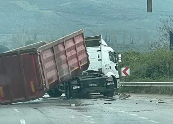 Bursa’da damperi açılan tır üst geçide çarptı