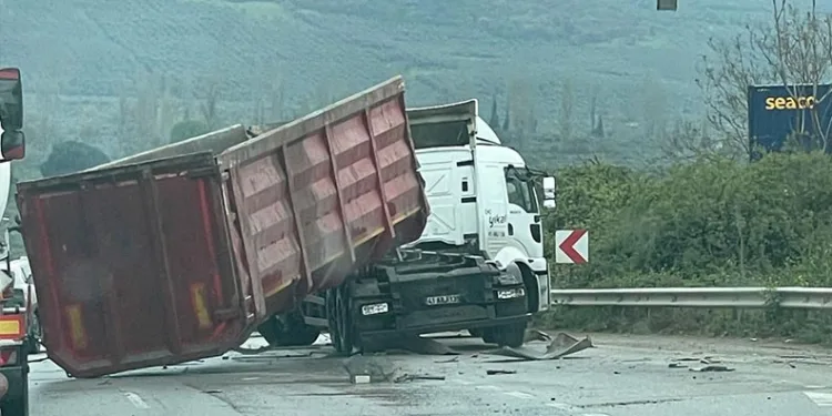 Bursa’da damperi açılan tır üst geçide çarptı