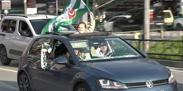 Bursasporlu taraftarlar şampiyonluk coşkusuyla sokaklara akın etti