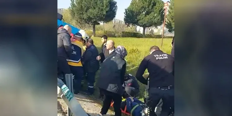 Bursa’da kargo aracı devrildi : 2 yaralı