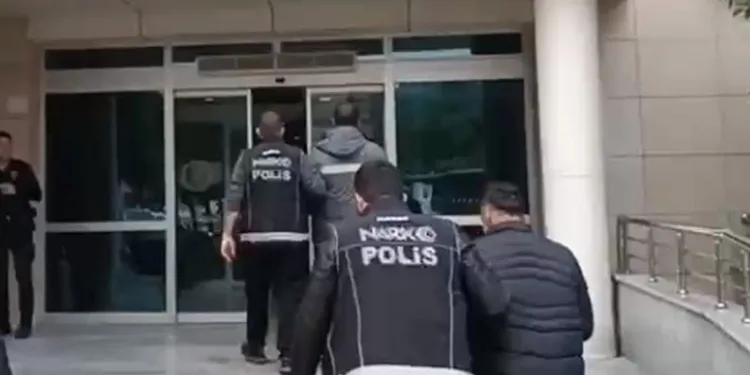 Otomobile 8 göçmen sığdıran şahıs tutuklandı