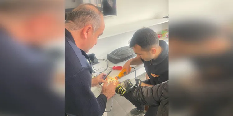 Parmağında sıkışan yüzük spiralle kesilerek çıkartıldı