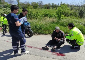 Bursa’da kamyonetle çarpışan motosikletteki çift yaralandı