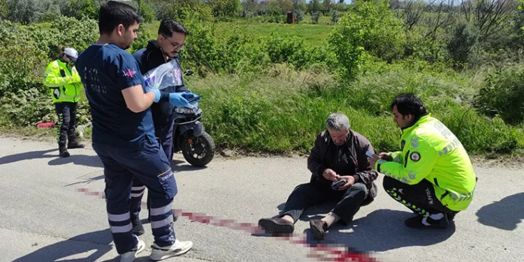 Bursa’da kamyonetle çarpışan motosikletteki çift yaralandı