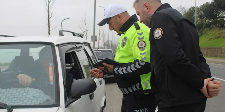 Freni patlayan arazöz otomobile ve üst geçit duvarına çarptı: 1 ölü, 1 yaralı