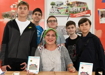 Yazar Halime Yıldız kitaplarını küçük okuyucuları için imzaladı