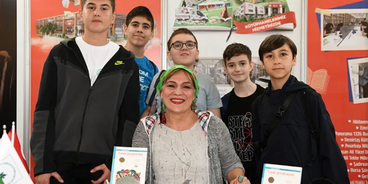 Yazar Halime Yıldız kitaplarını küçük okuyucuları için imzaladı