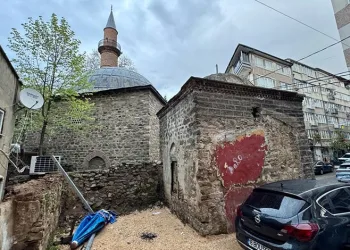 Şeker Hoca Camii ve türbesi çevre düzenlemesi bekliyor