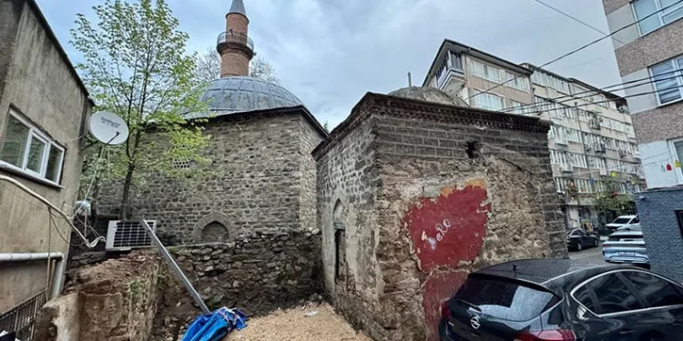 Şeker Hoca Camii ve türbesi çevre düzenlemesi bekliyor