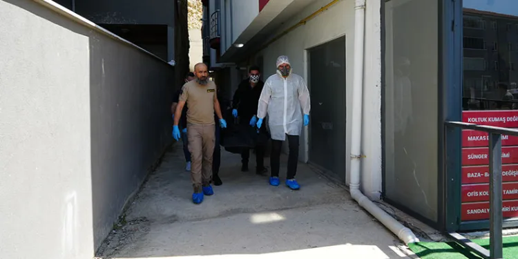 Apartmanı saran kokunun ardından vahşet çıktı