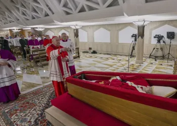 Vatikan, Papa Francis’in tabut içindeki görselini paylaştı