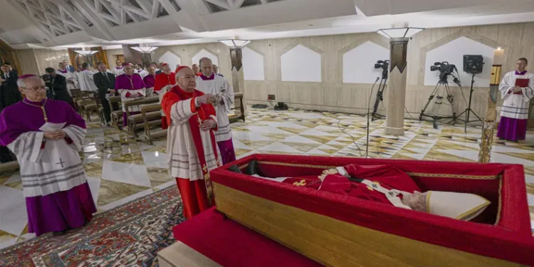 Vatikan, Papa Francis’in tabut içindeki görselini paylaştı