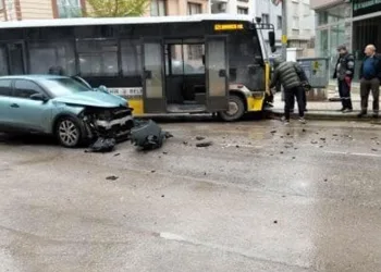 Bursa’da halk otobüsü ile otomobil çarpıştı: 3 yaralı