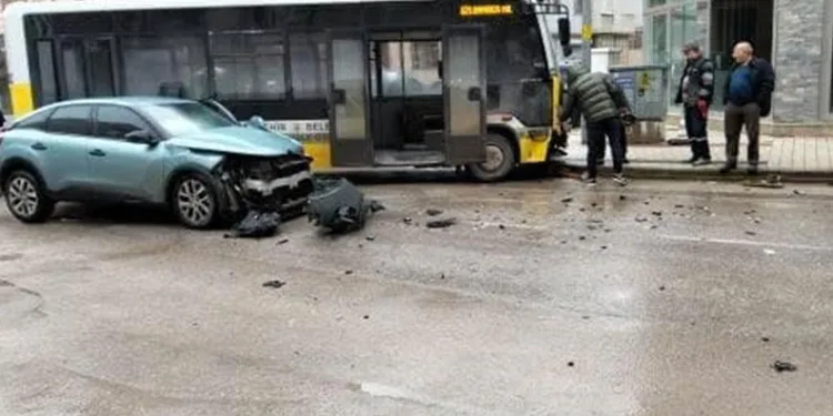 Bursa’da halk otobüsü ile otomobil çarpıştı: 3 yaralı