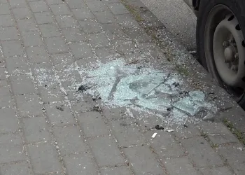 Defalarca evin camını kırdı, abisinin aracını yakmaya çalıştı