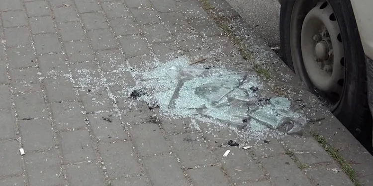 Defalarca evin camını kırdı, abisinin aracını yakmaya çalıştı