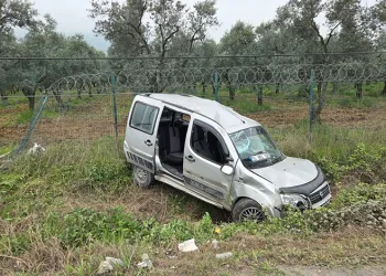 Bursa’da hafif ticari araç tarlaya yuvarlandı: 3 yaralı