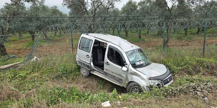 Bursa’da hafif ticari araç tarlaya yuvarlandı: 3 yaralı