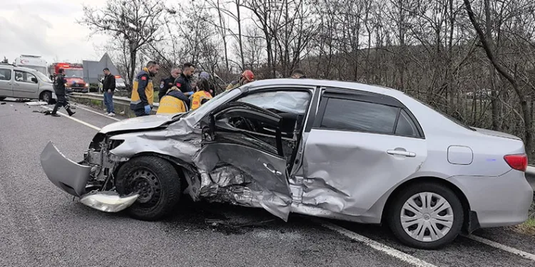Bursa’da trafik kazası: 3 kişi yaralandı