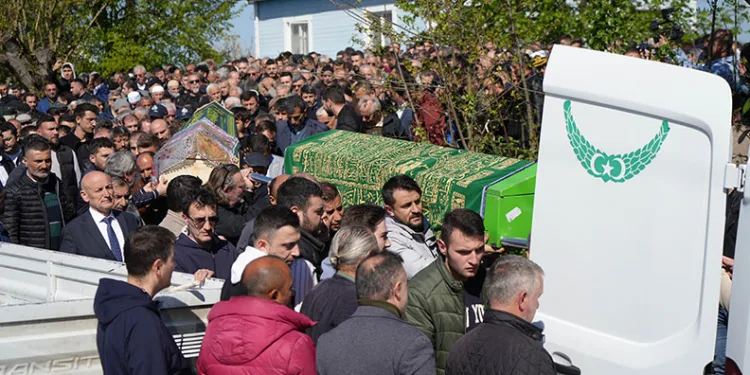 Heyelan faciasında ölen baba ile iki çocuğuna gözyaşı