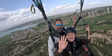 83 yaşında yamaç paraşütü ile uçtu
