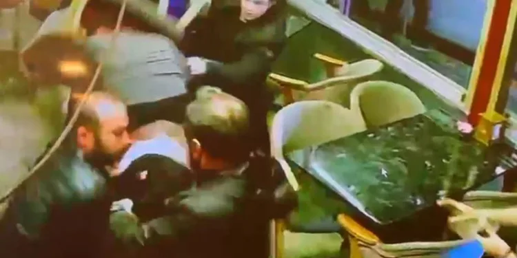 Pastanede küfürlü konuştuğu için uyarılan şahıslar, işletme sahibi ve arkadaşlarını darp etti