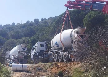Bursa’da beton mikseri yan yattı, sürücü ağır yaralandı