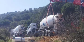 Bursa’da beton mikseri yan yattı, sürücü ağır yaralandı