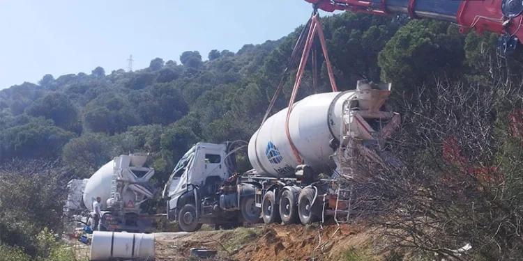 Bursa’da beton mikseri yan yattı, sürücü ağır yaralandı
