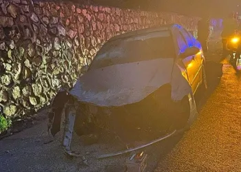 Bursa’da kontrolden çıkan otomobil bariyere çarptı: 3 yaralı