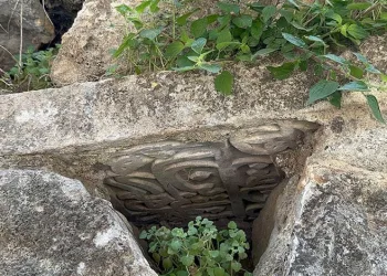 Bursa’da turistler, Osmanlı Dönemi’ne ait mezar taşı buldu