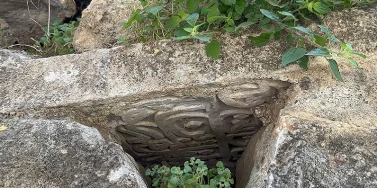 Bursa’da turistler, Osmanlı Dönemi’ne ait mezar taşı buldu
