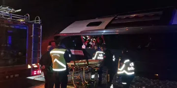 Karnavaldan dönen vatandaşları taşıyan otobüs yan yattı: 23 yaralı