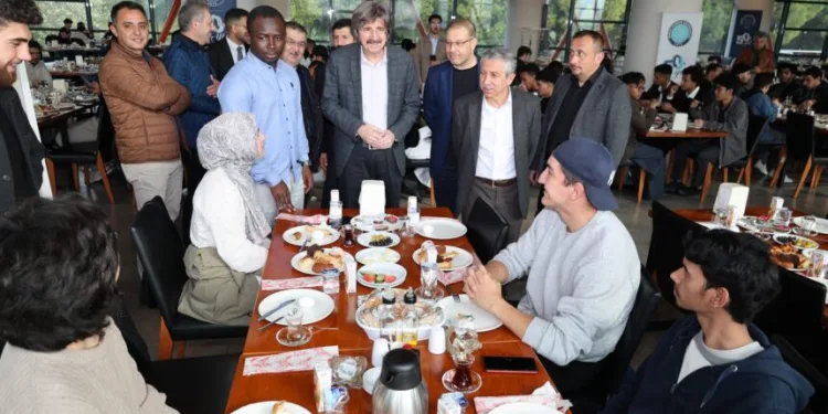 BUÜ’lü uluslararası öğrenciler bayramı hocalarıyla kutladı